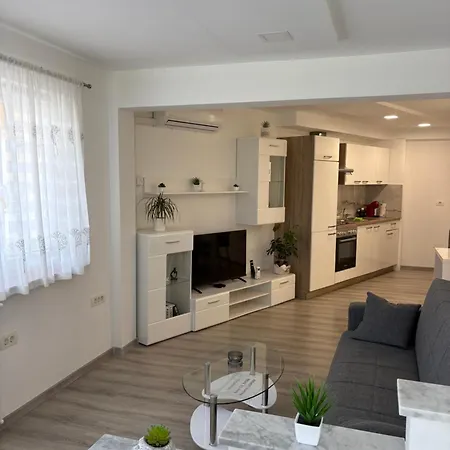 Apartma La *